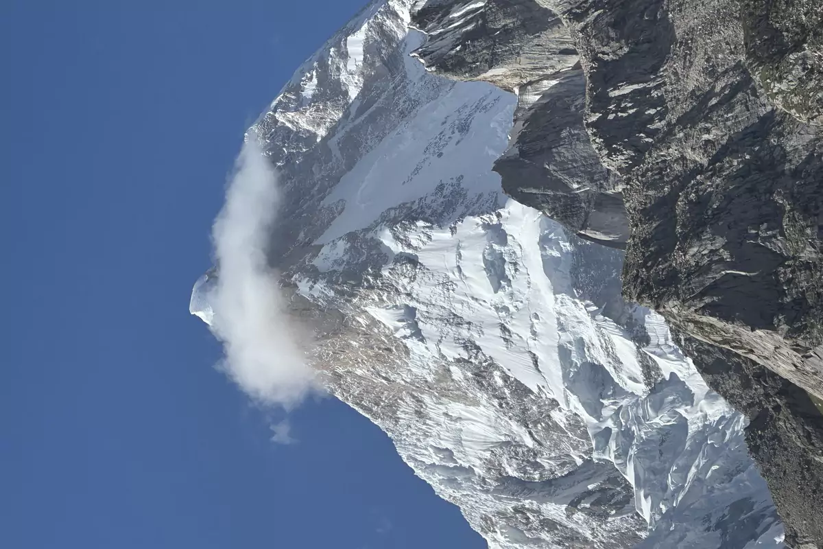 karakoram-mountain-range-cloud-covered-peaks
